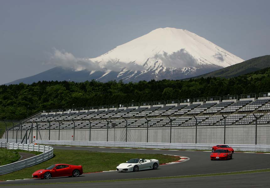 快晴に恵まれた5月9日・10日の2日間、フェラーリ・ジャパンがオーナー向けサーキット走行イベントを富士スピードウェイにて開催。全国のフェラーリオーナーが一同に介し、レースや展示会を行うなど、会場の内外はフェラーリ一色に染まった。